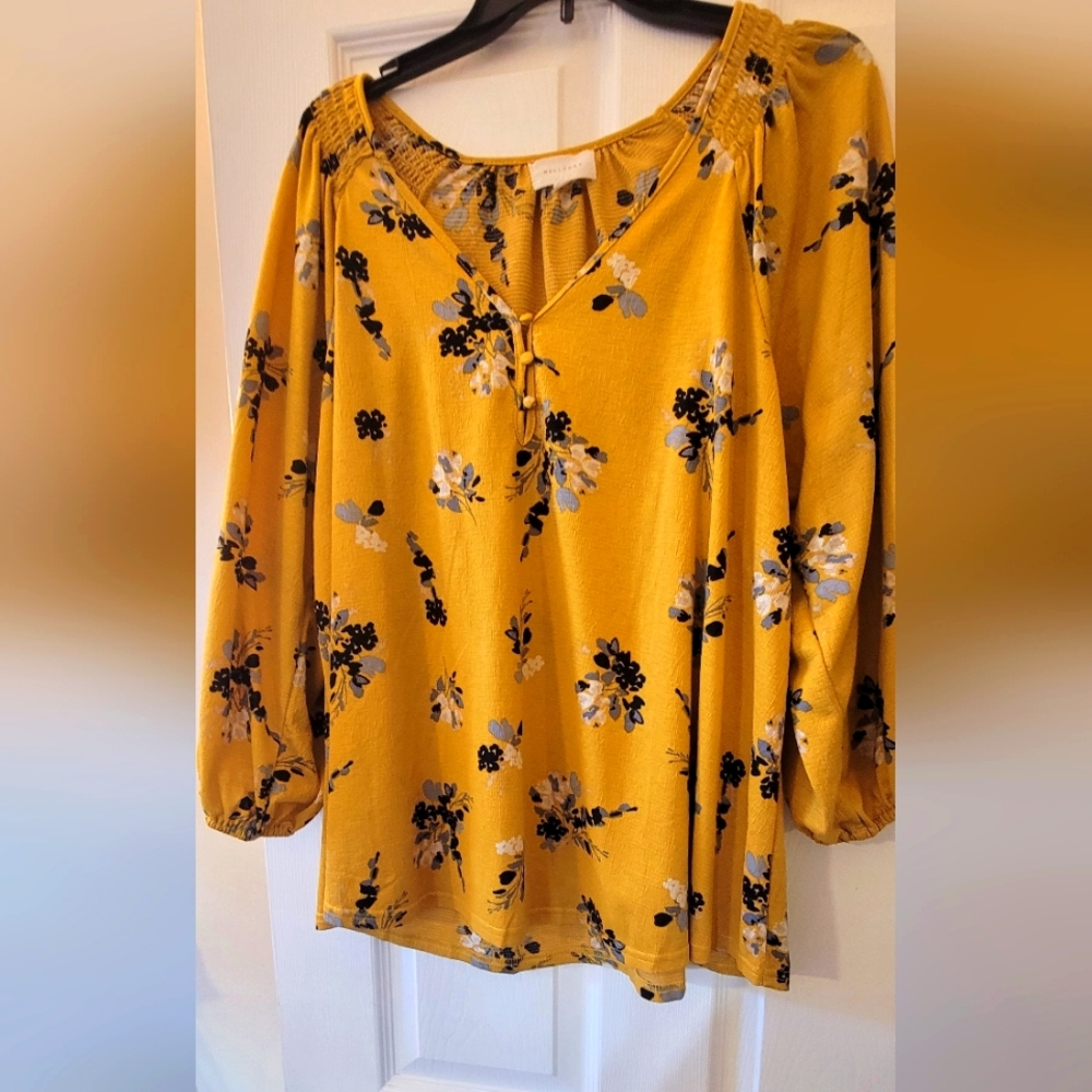 Beautiful Yellow top w/ blk,/wht/gray floral pattern